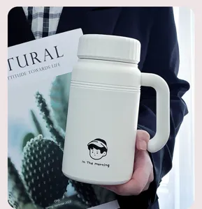 Primer plano detallado de la botella térmica blanca con asa y bonito diseño de dibujos animados.