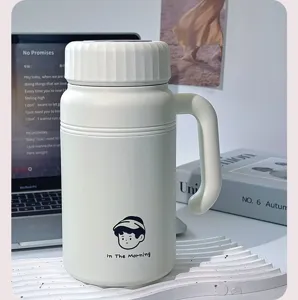 Detalle de la botella termo de acero inoxidable blanco con asa y elegante diseño gráfico.