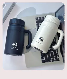 Vista detallada de la taza térmica de acero inoxidable 316 con asa portátil para viajes.