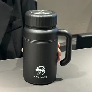 Tasse isotherme en acier inoxydable noir avec poignee, grande capacite thermos portable pour exterieur.