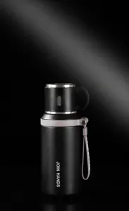 Détail de bouteille d'eau isotherme en acier inoxydable avec sangle et dimensions.