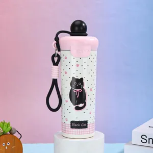 Nahaufnahme des rosa 316 Edelstahl-Isolierbechers mit süßer Katze und Trageschlaufe.
