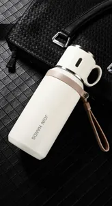 Bouteille isotherme en acier inoxydable avec sangle portable et couvercle de tasse, blanc.