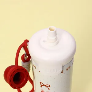 Vue détaillée de la bouteille d'eau isotherme en acier inoxydable avec paille et lanière.