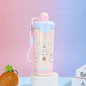 Detailansicht der Isoliertrinkflasche aus 316 Edelstahl mit süßem Welpenaufdruck