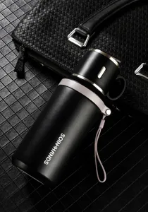 Vue détaillée de la bouteille thermos isolée sous vide en acier inoxydable noir avec sangle.