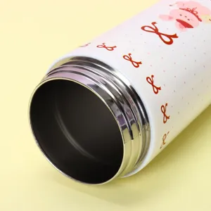 Vue détaillée du bord intérieur de la tasse thermos en acier inoxydable avec motif de dessin.