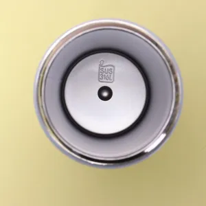 Vue détaillée intérieure de la tasse thermos en acier inoxydable avec tampon 316L, design durable.