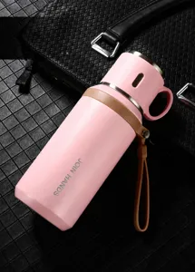 Vue détaillée de la bouteille isotherme en acier inoxydable rose avec sangle.