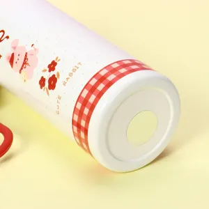 Détail de la tasse thermos en acier inoxydable avec motif lapin et carreaux rouges.