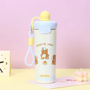 Jolie bouteille isotherme mignonne avec motif d'ours et couvercle charmant pour l'extérieur.