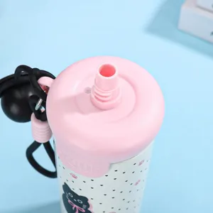 Nahaufnahme des rosa Deckels und Silikonstrohhalms auf der Cartoon-Edelstahltasse