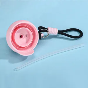 Detailansicht eines rosa Thermosdeckels mit Silikonschlaufe und klarem Strohhalm