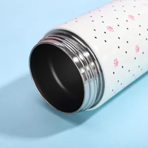 Detailansicht der glatten Gewindeöffnung einer Thermoskanne aus 316 Edelstahl.