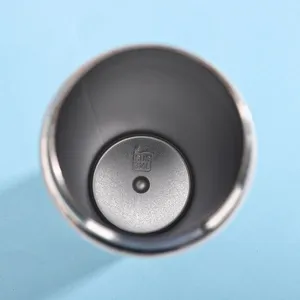 Detailaufnahme der Innenseite eines 316L Edelstahl-Isolierbechers mit Materialprägung