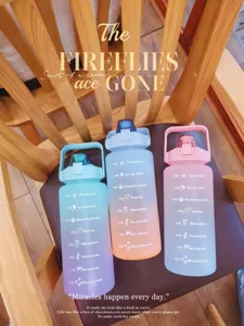 Grande bouteille d'eau en plastique dégradé avec repère de temps, gourde de sport.