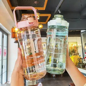 Grande bottiglia d'acqua in plastica con cannuccia e marcatore orario per sport