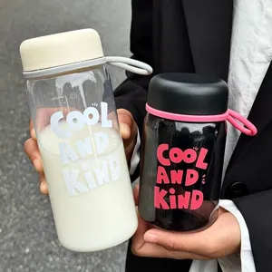 Gros plan détaillé de bouteilles d'eau en plastique portables avec texte 'Cool and Kind'