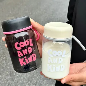 Gros plan de bouteilles d'eau en plastique portables avec le motif tendance 'COOL AND KIND'