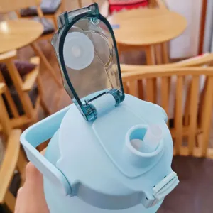 Grande bouteille d'eau en plastique avec paille et couvercle, gourde de sport portable.