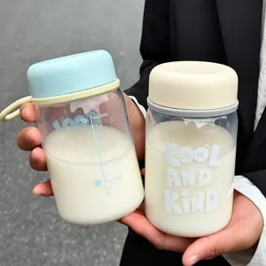 Détail de bouteilles en plastique avec graduation et imprimé « Cool and Kind »