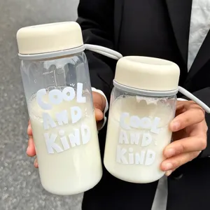 Vue détaillée de deux bouteilles d'eau transparentes avec imprimé Cool and Kind
