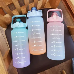 Grande capacite bouteille d'eau en plastique degrade avec repere horaire, paille et poignee.