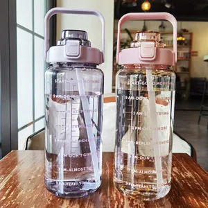 Grande borraccia in plastica con indicatore temporale, cannuccia e manico per sport.