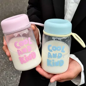 Vue détaillée de gourdes en plastique rose et bleue avec le slogan 'COOL AND KIND' imprimé