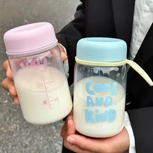 Gros plan de bouteilles d'eau en plastique avec graduations et texte Cool and Kind