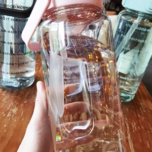 Grande capacita bottiglia d'acqua in plastica con scala temporale e cannuccia per esterno.