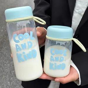 Vue détaillée de deux bouteilles d'eau minimalistes en plastique de tailles différentes