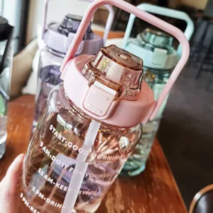 Grande bottiglia d'acqua in plastica con marcatore temporale, paglia e manico per sport all'aperto.