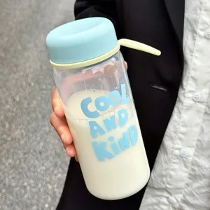 Gros plan d'une bouteille d'eau en plastique transparent avec bouchon bleu et texte.