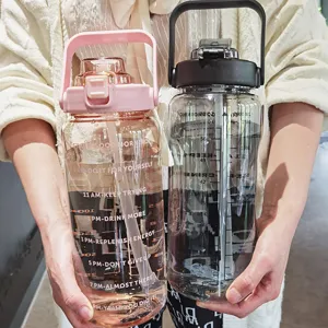 Grande bottiglia d'acqua in plastica con marcatore temporale, cannuccia e manico per sport.