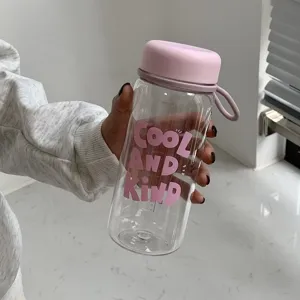Gros plan d'une bouteille d'eau en plastique avec bouchon rose et graduations