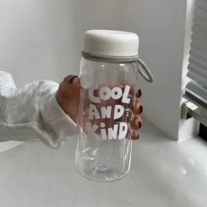 Vue détaillée d'une bouteille d'eau en plastique avec le texte 'Cool and Kind'