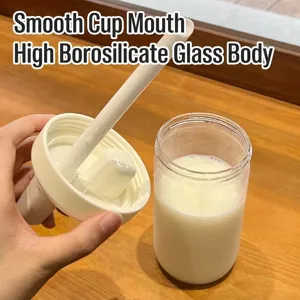 Gobelet minimaliste en verre borosilicaté avec paille et couvercle, vue à 45 degrés.