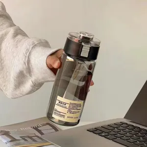 Bouteille d'eau portable en plastique avec couvercle noir, design minimaliste élégant.