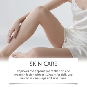 Gros plan de jambes lisses en robe de soie blanche pour le détail du soin hydratant jambes