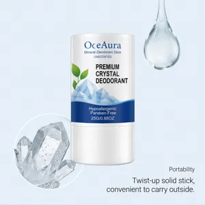 Détail du déodorant minéral OceAura montrant la portabilité et le stick rotatif.