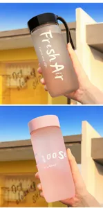 Borraccia in plastica smerigliata con cinturino portatile, simpatico design sfumato per sport.