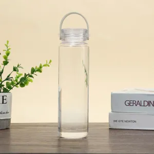 Vue de détail de bouteille d'eau en plastique transparent, poignée en silicone, tasse minimaliste.
