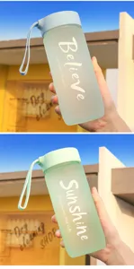 Bottiglia d'acqua in plastica satinata con cinturino e citazioni motivazionali per lo sport.