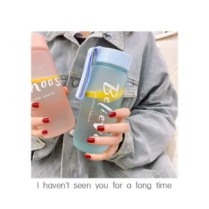 Vue détaillée des bouteilles d'eau en plastique dépoli pastel avec texte inspirant