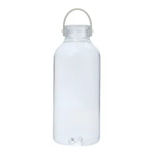 Gros plan detail de la bouteille d'eau transparente en plastique avec dragonne en silicone.