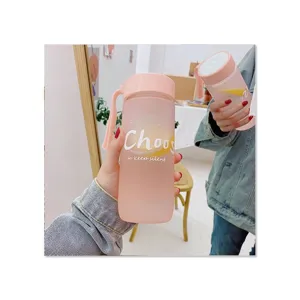 Gros plan détaillé d'une bouteille d'eau en plastique rose givré avec texte imprimé.