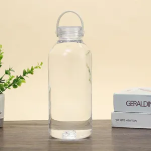 Bouteille d'eau en plastique transparent avec sangle en silicone, grande capacite portable.