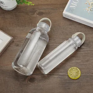 Bouteille d'eau en plastique transparent avec sangle en silicone, design minimaliste, détail.