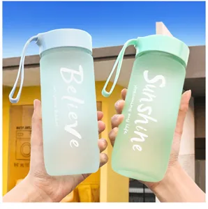 Bottiglia d'acqua in plastica satinata con cinturino, tazza sportiva carina per studenti.